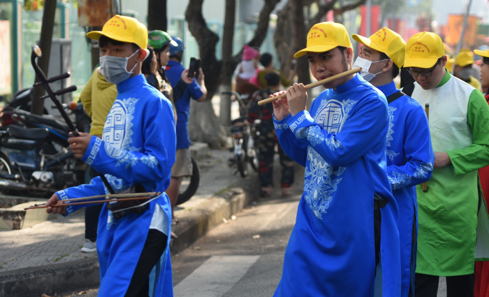 Biểu diễn nhạc cụ dân tộc trên đường phố trong lễ hội Chùa Ông. (Ảnh: Công Phong/TTXVN)