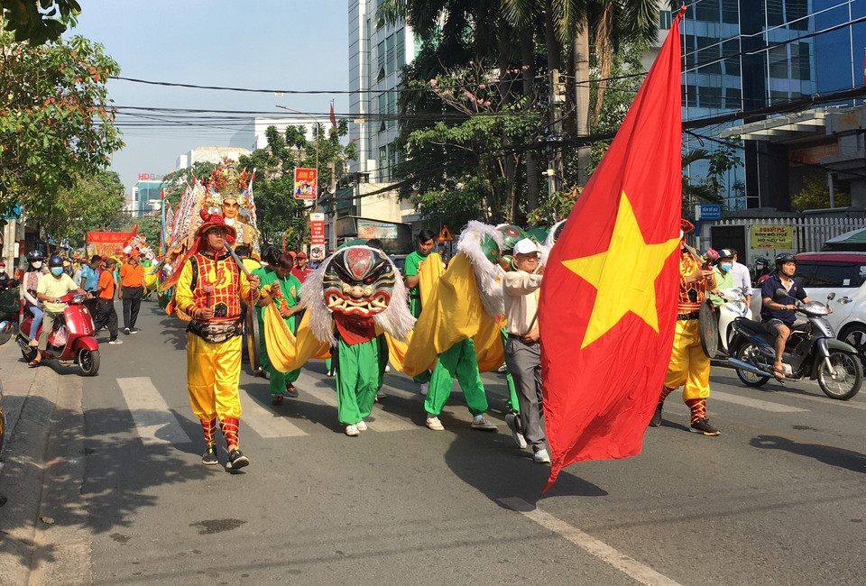 Đoàn nghinh Thần di chuyển qua nhiều tuyến đường thuộc thành phố Biên Hòa, Đồng Nai. (Ảnh: Công Phong/TTXVN)