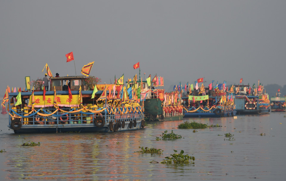 Nhiều phà thực hiện lễ nghinh Thần trên sông Đồng Nai. (Ảnh: Công Phong/TTXVN)