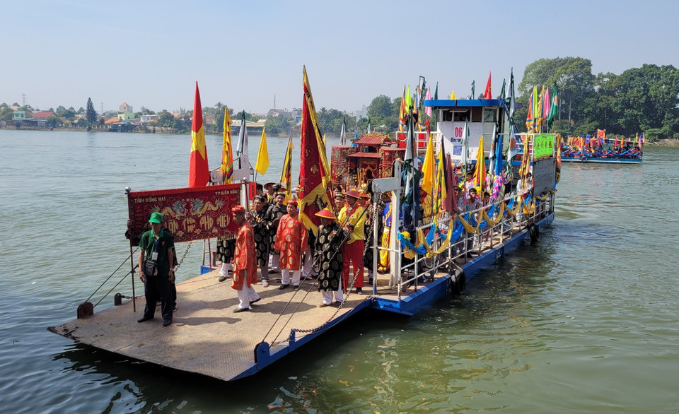 Lễ nghinh Thần bằng đường thủy trên sông Đồng Nai. (Ảnh: Công Phong/TTXVN)
