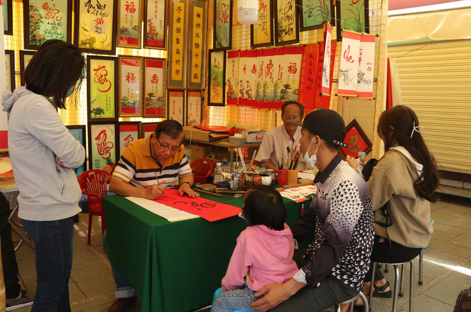 Giao lưu thư pháp Việt-Hoa tại lễ hội Chùa Ông năm 2023. (Ảnh: Công Phong/TTXVN)