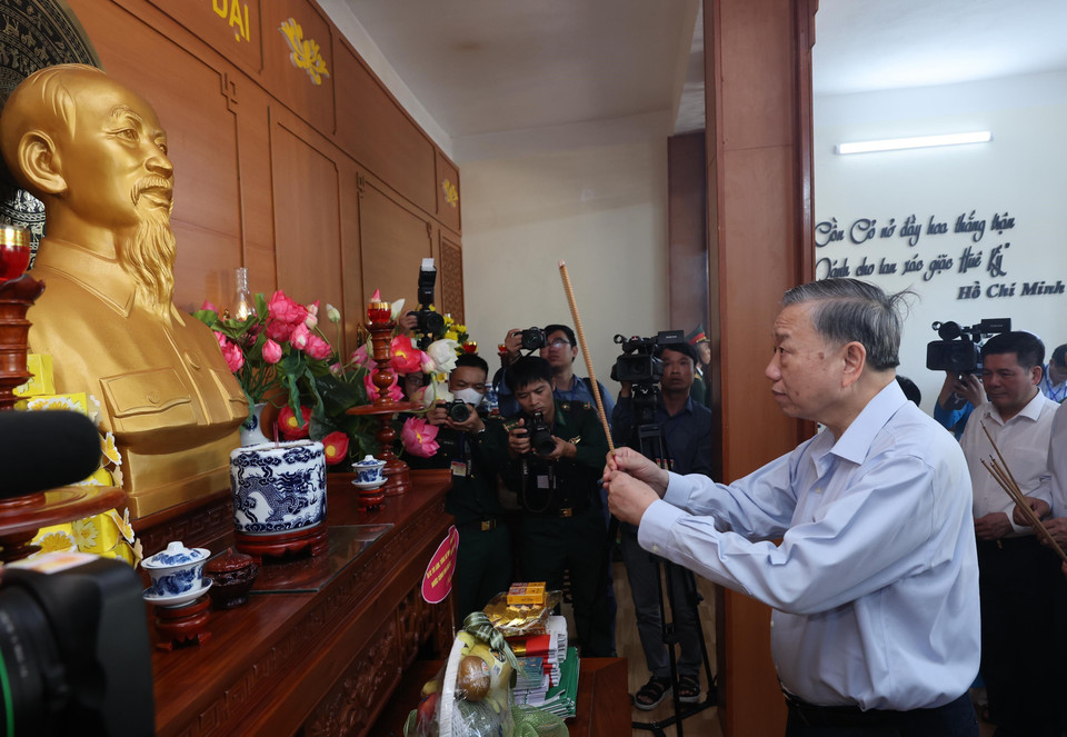 Tổng Bí thư, Chủ tịch nước Tô Lâm cùng đoàn công tác Trung ương dâng hương tưởng nhớ Chủ tịch Hồ Chí Minh tại Nhà tưởng niệm Bác Hồ ở huyện đảo Cồn Cỏ, tỉnh Quảng Trị. (Ảnh: Lâm Khánh/ TTXVN)