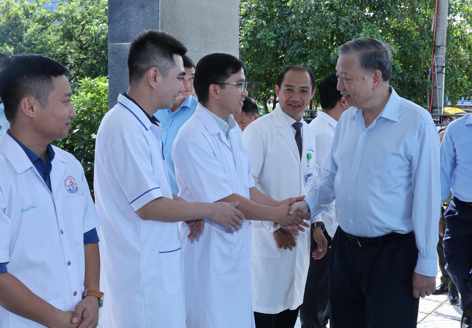 Tổng Bí thư, Chủ tịch nước Tô Lâm thăm Trung tâm Y tế huyện đảo Cồn Cỏ, tỉnh Quảng Trị. (Ảnh: Lâm Khánh/ TTXVN)