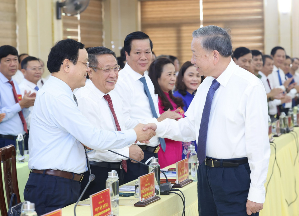 Tổng Bí thư, Chủ tịch nước Tô Lâm với các đồng chí trong Ban Thường vụ Tỉnh ủy Quảng Trị. (Ảnh: Lâm Khánh/TTXVN)