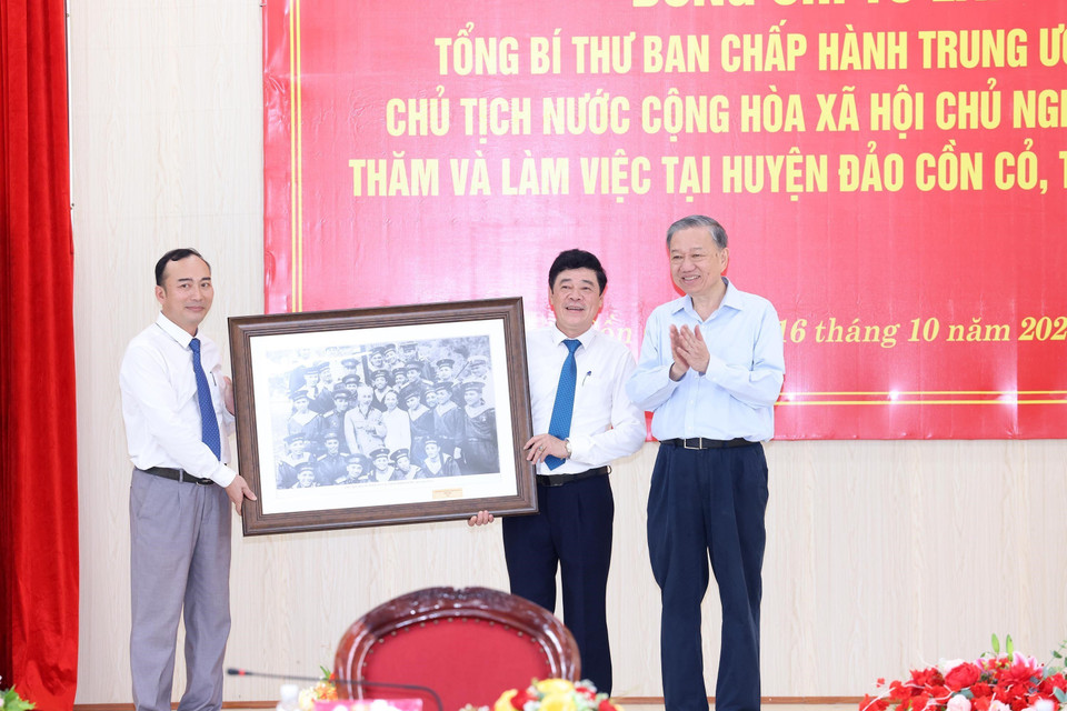 Tổng Bí thư, Chủ tịch nước Tô Lâm tặng bức ảnh cho Đảng bộ, chính quyền, nhân dân huyện đảo Cồn Cỏ, tỉnh Quảng Trị. (Ảnh: Lâm Khánh/ TTXVN)