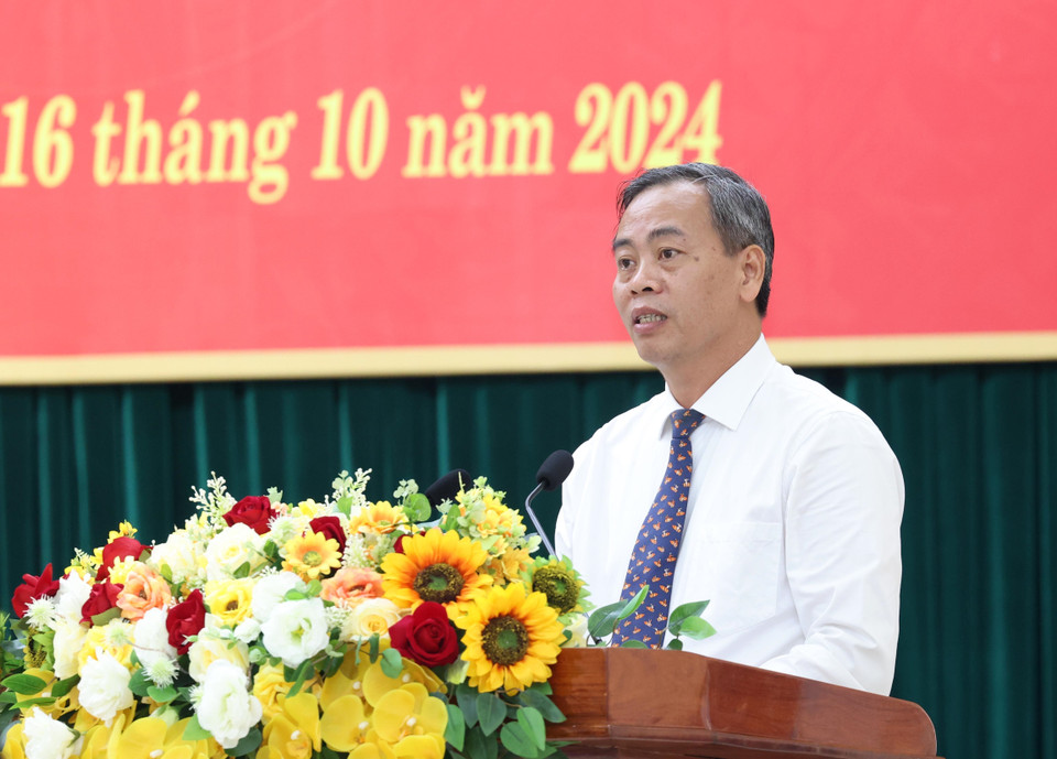 Phó Bí thư Thường trực Tỉnh ủy, Chủ tịch Hội đồng Nhân dân tỉnh Quảng Trị Nguyễn Đăng Quang trình bày báo cáo và một số kiến nghị. (Ảnh: Lâm Khánh/TTXVN)