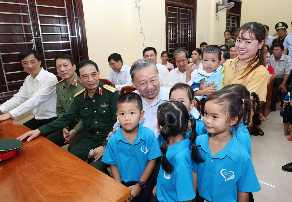 Tổng Bí thư, Chủ tịch nước Tô Lâm với trẻ em huyện đảo Cồn Cỏ, tỉnh Quảng Trị. (Ảnh: Lâm Khánh/TTXVN)