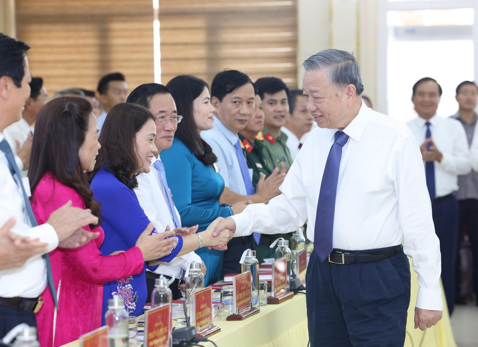 Tổng Bí thư, Chủ tịch nước Tô Lâm với các đồng chí trong Ban Thường vụ Tỉnh ủy Quảng Trị. (Ảnh: Lâm Khánh/TTXVN)