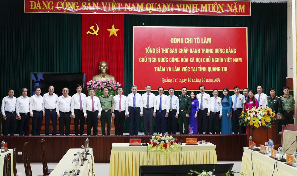 Tổng Bí thư, Chủ tịch nước Tô Lâm cùng Đoàn công tác Trung ương chụp ảnh chung với các đồng chí Ban Thường vụ Tỉnh uỷ Quảng Trị. (Ảnh: Lâm Khánh/TTXVN)