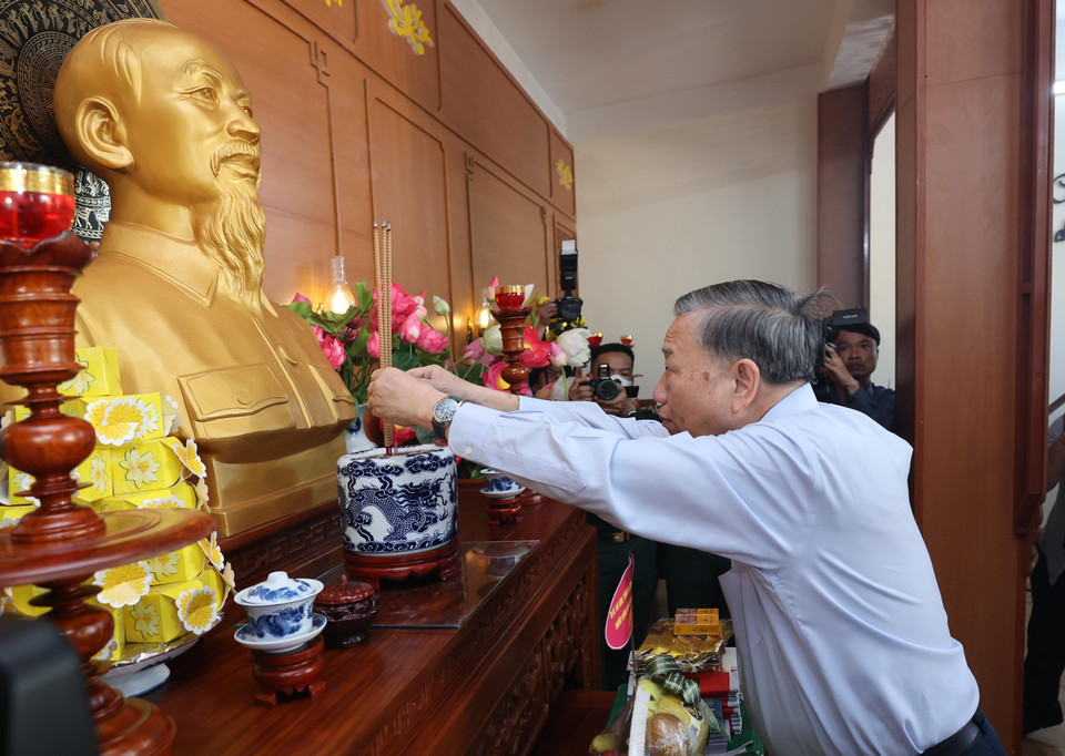 Tổng Bí thư, Chủ tịch nước Tô Lâm cùng đoàn công tác Trung ương dâng hương tưởng nhớ Chủ tịch Hồ Chí Minh tại Nhà tưởng niệm Bác Hồ ở huyện đảo Cồn Cỏ, tỉnh Quảng Trị. (Ảnh: Lâm Khánh/ TTXVN)