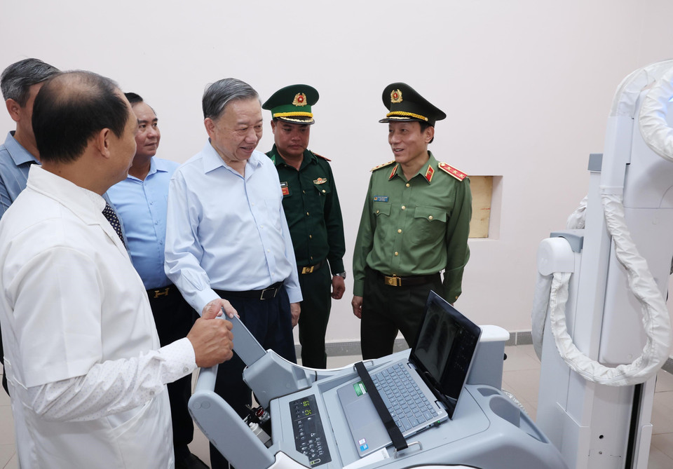 Tổng Bí thư, Chủ tịch nước Tô Lâm thăm Trung tâm Y tế huyện đảo Cồn Cỏ, tỉnh Quảng Trị. (Ảnh: Lâm Khánh/ TTXVN)