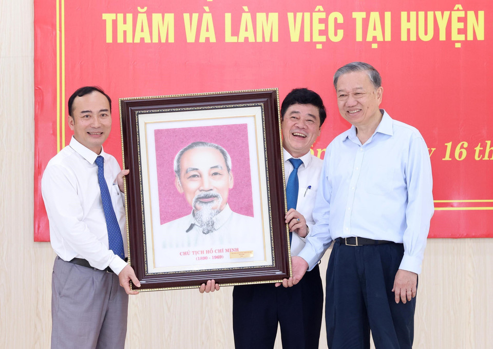 Tổng Bí thư, Chủ tịch nước Tô Lâm tặng chân dung Chủ tịch Hồ Chí Minh cho Đảng bộ, chính quyền, nhân dân huyện đảo Cồn Cỏ, tỉnh Quảng Trị. (Ảnh: Lâm Khánh/TTXVN)