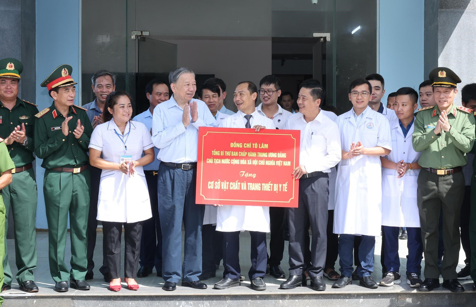 Tổng Bí thư, Chủ tịch nước Tô Lâm trao tượng trưng trang thiết bị y tế tặng Trung tâm Y tế huyện đảo Cồn Cỏ, tỉnh Quảng Trị. (Ảnh: Lâm Khánh/ TTXVN)