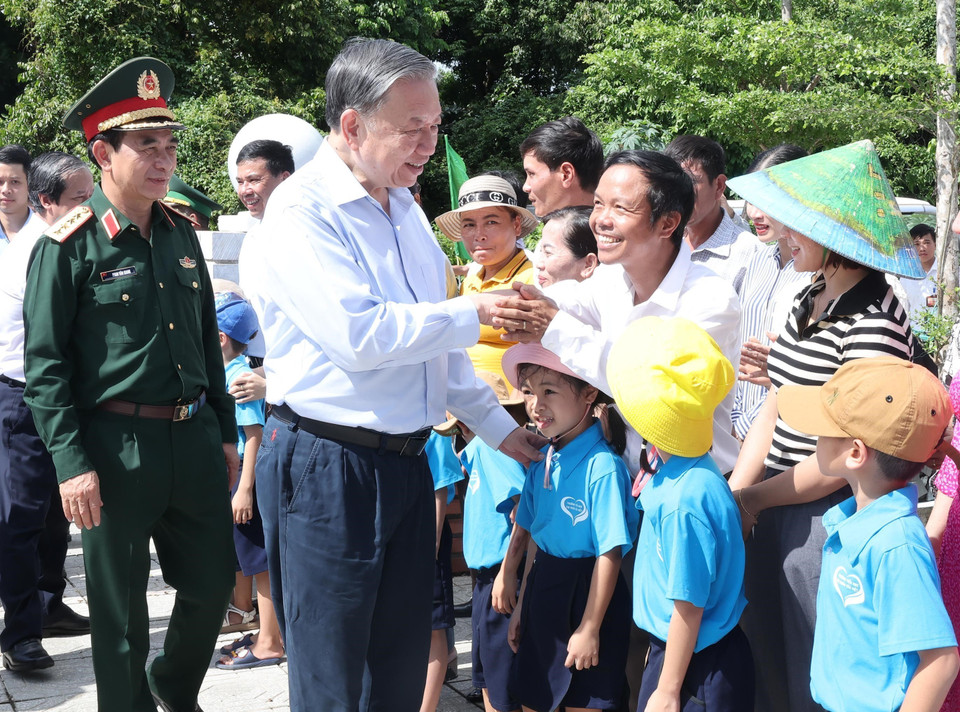 Tổng Bí thư, Chủ tịch nước Tô Lâm thăm hỏi nhân dân huyện đảo Cồn Cỏ, tỉnh Quảng Trị. (Ảnh: Lâm Khánh/ TTXVN)