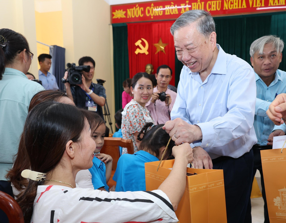 Tổng Bí thư, Chủ tịch nước Tô Lâm thăm hỏi nhân dân huyện đảo Cồn Cỏ, tỉnh Quảng Trị. (Ảnh: Lâm Khánh/ TTXVN)