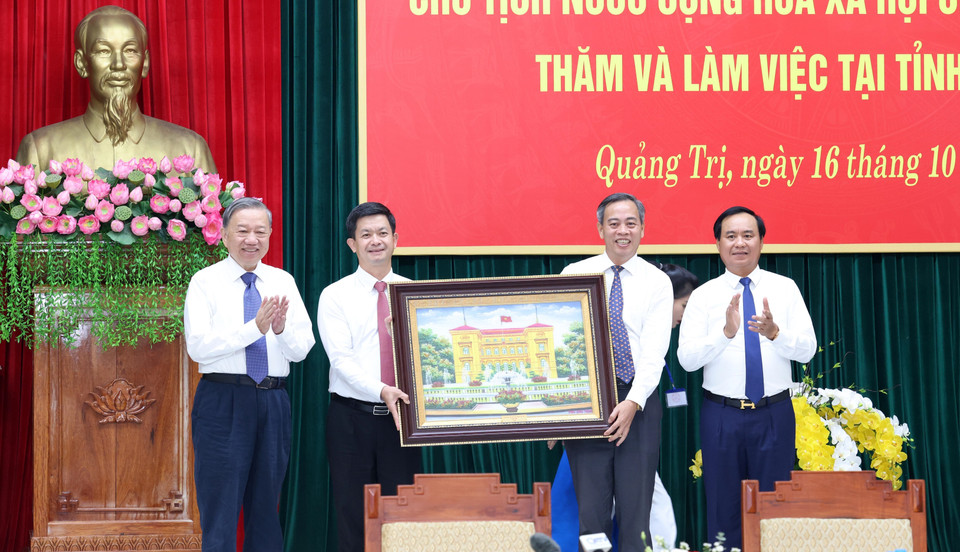 Tổng Bí thư, Chủ tịch nước Tô Lâm trao bức tranh lưu niệm tặng Tỉnh uỷ Quảng Trị. (Ảnh: Lâm Khánh/TTXVN)