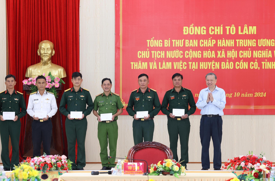 Tổng Bí thư, Chủ tịch nước Tô Lâm tặng quà các lực lượng vũ trang huyện đảo Cồn Cỏ, tỉnh Quảng Trị. (Ảnh: Lâm Khánh/TTXVN)