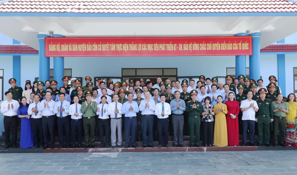 Tổng Bí thư, Chủ tịch nước Tô Lâm với các đại biểu và đồng chí lãnh đạo Đảng bộ, chính quyền và lực lượng vũ trang huyện đảo Cồn Cỏ, tỉnh Quảng Trị. (Ảnh: Lâm Khánh/ TTXVN)