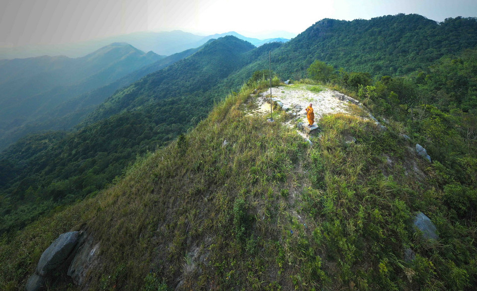 Nơi cao nhất khu vực này là Bàn Cờ Tiên, là dấu vết của tịnh thất khi xưa. (Ảnh: Minh Đức/TTXVN)