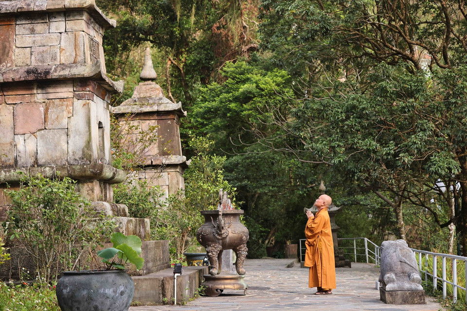 Trước chùa Ngọa Vân thượng, ngọn tháp cổ mang tên "Phật hoàng tháp" là nơi lưu giữ một phần xá lị của Phật hoàng. (Ảnh: Minh Đức/TTXVN)