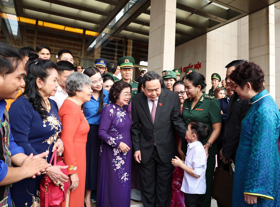 Chủ tịch Quốc hội Trần Thanh Mẫn và các tập thể, cá nhân nhận Giải thưởng Vừ A Dính. (Ảnh: Thống Nhất/TTXVN)