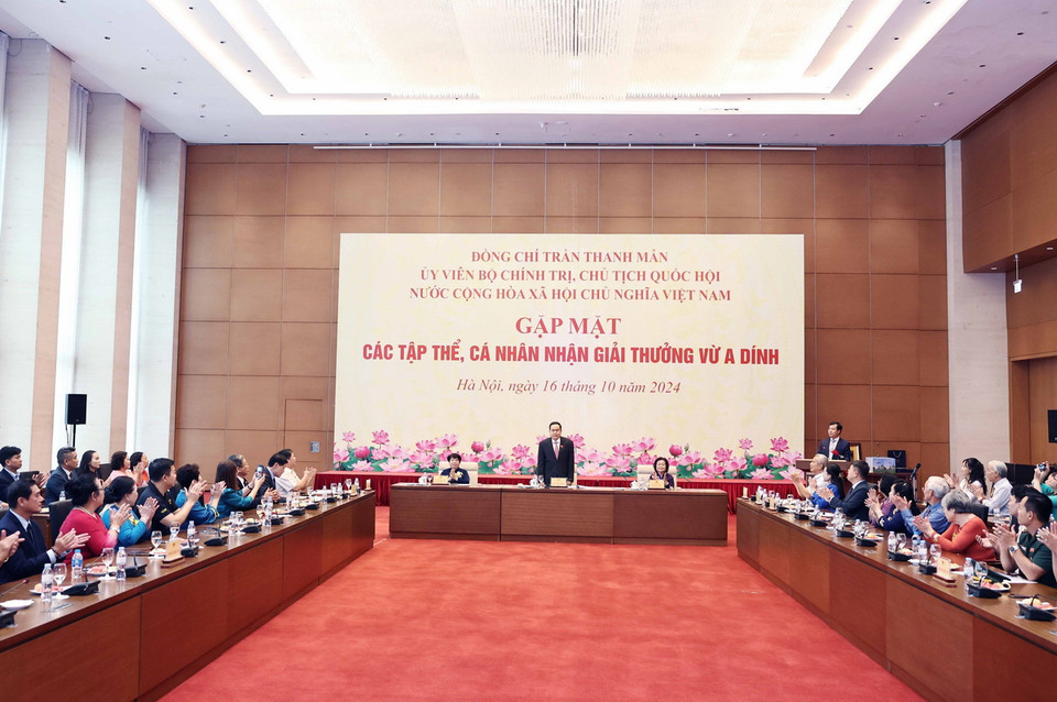 Chủ tịch Quốc hội Trần Thanh Mẫn phát biểu tại cuộc gặp mặt các tập thể, cá nhân nhận Giải thưởng Vừ A Dính. (Ảnh: Thống Nhất/TTXVN)