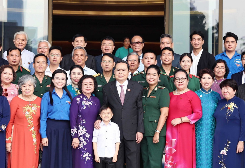 Chủ tịch Quốc hội Trần Thanh Mẫn và các tập thể, cá nhân nhận Giải thưởng Vừ A Dính. (Ảnh: Thống Nhất/TTXVN)