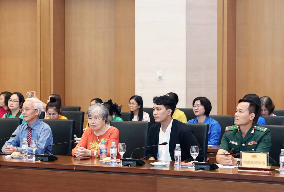 Đại diện các tập thể cùng các cá nhân nhận Giải thưởng Vừ A Dính tham dự cuộc gặp mặt. (Ảnh: Thống Nhất/ TTXVN)