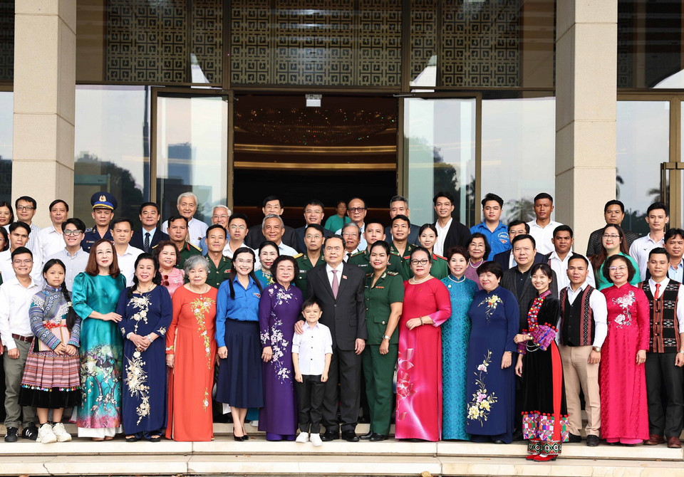 Chủ tịch Quốc hội Trần Thanh Mẫn và các tập thể, cá nhân nhận Giải thưởng Vừ A Dính. (Ảnh: Thống Nhất/TTXVN)