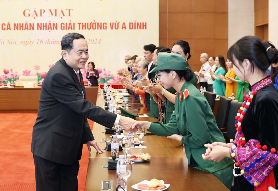 Chủ tịch Quốc hội Trần Thanh Mẫn và các tập thể, cá nhân nhận Giải thưởng Vừ A Dính. (Ảnh: Thống Nhất/TTXVN)