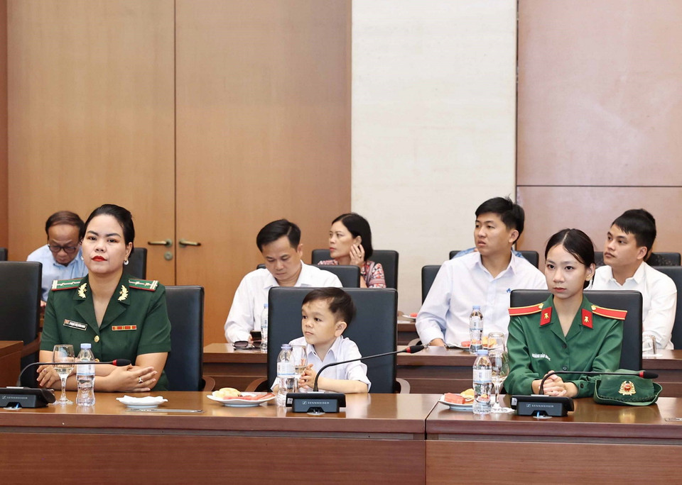 Đại diện các tập thể cùng các cá nhân nhận Giải thưởng Vừ A Dính tham dự cuộc gặp mặt. (Ảnh: Thống Nhất/ TTXVN)