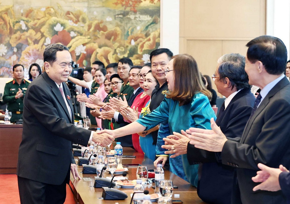 Chủ tịch Quốc hội Trần Thanh Mẫn và các tập thể, cá nhân nhận Giải thưởng Vừ A Dính. (Ảnh: Thống Nhất/TTXVN)