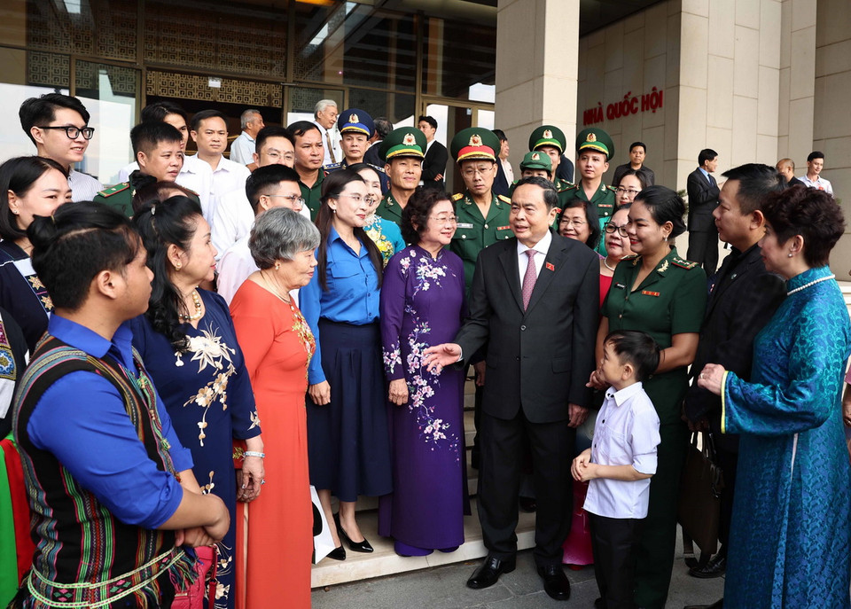 Chủ tịch Quốc hội Trần Thanh Mẫn và các tập thể, cá nhân nhận Giải thưởng Vừ A Dính. (Ảnh: Thống Nhất/TTXVN)