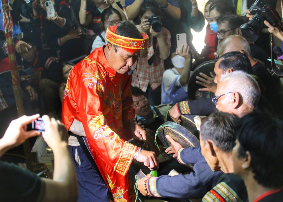 Nghi thức cúng cho chủ ché, xin thần linh ban cho chủ nhà sức khỏe, may mắn, làm ăn thuận lợi, để có thể mua được nhiều ché tốt hơn nữa. (Ảnh: Tuấn Đức/TTXVN)