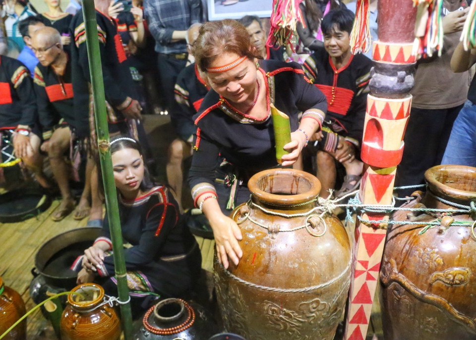 Lau rửa ché rượu trước lễ cúng. (Ảnh: Tuấn Đức/TTXVN)