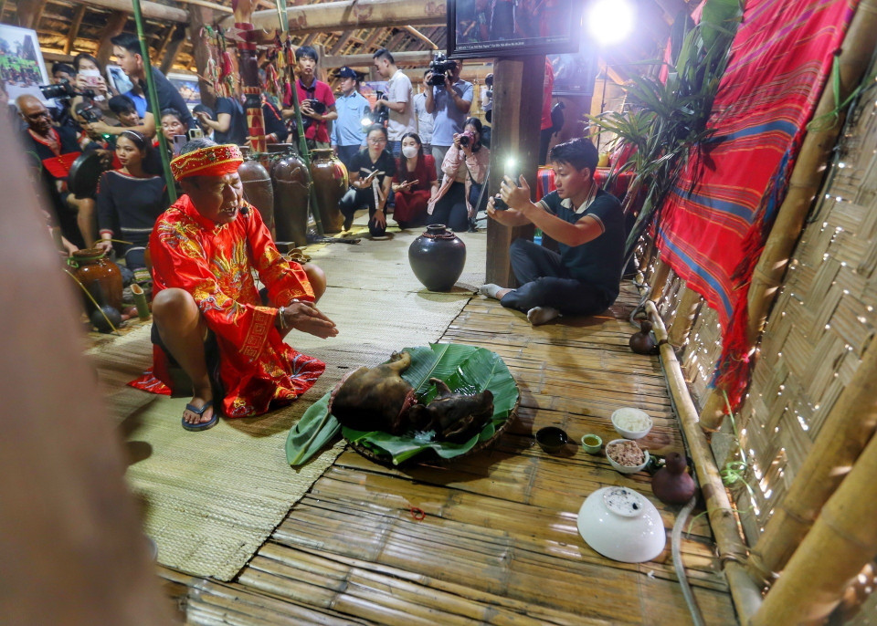 Thầy cúng làm lễ cúng ché. (Ảnh: Tuấn Đức/TTXVN)