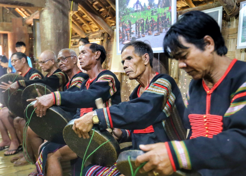Màn hòa tấu Chiêng K’nah /Drông tuê' (Đón khách). (Ảnh: Tuấn Đức/TTXVN)