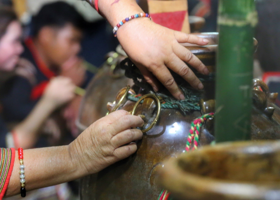 Đeo vòng cho ché với mục đích ché mang điều may mắn và phù hộ cho gia chủ mới. (Ảnh: Tuấn Đức/TTXVN)