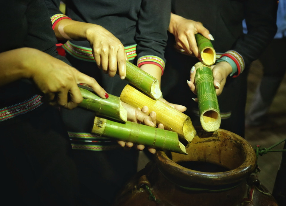 Màn đổ rượu vào ché mời khách. (Ảnh: Lê Thuỳ Dương/TTXVN phát)