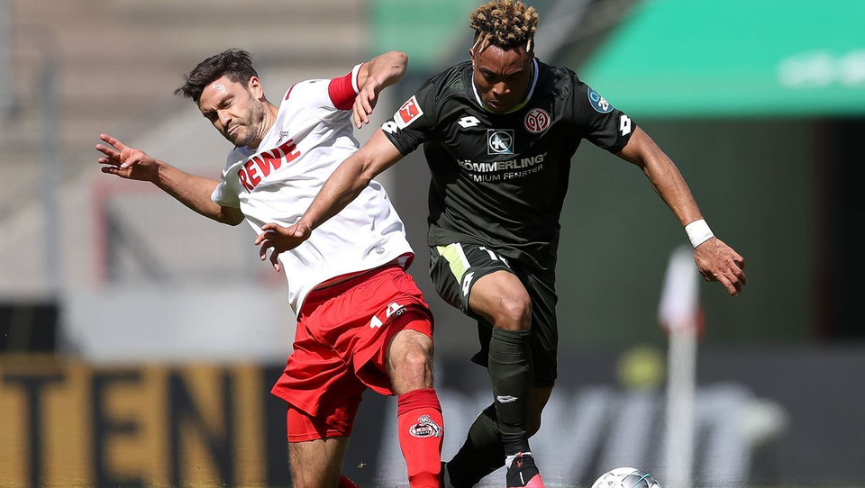 Cologne (áo trắng) dẫn trước 2-0 nhưng chỉ cuối cùng phải chia điểm bằng trận hòa 2-2 với Mainz 05.