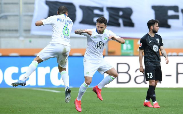 Wolfsburg giành chiến thắng 2-1 trước Augsburg.