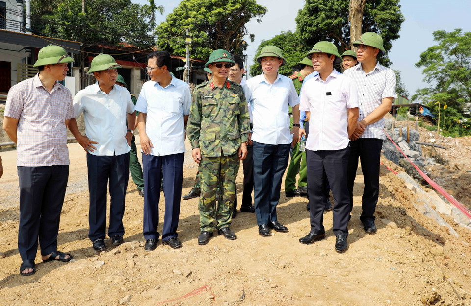 Sáng 20/9, Chủ tịch UBND tỉnh Phú Thọ trực tiếp chỉ đạo các lực lượng tiếp tục triển khai phương án trục vớt nhịp cầu và tìm kiếm người còn mất tích, đồng thời đẩy nhanh tiến độ lắp cầu phao để phục vụ việc đi lại của người dân. (Ảnh: Tạ Toàn/TTXVN)