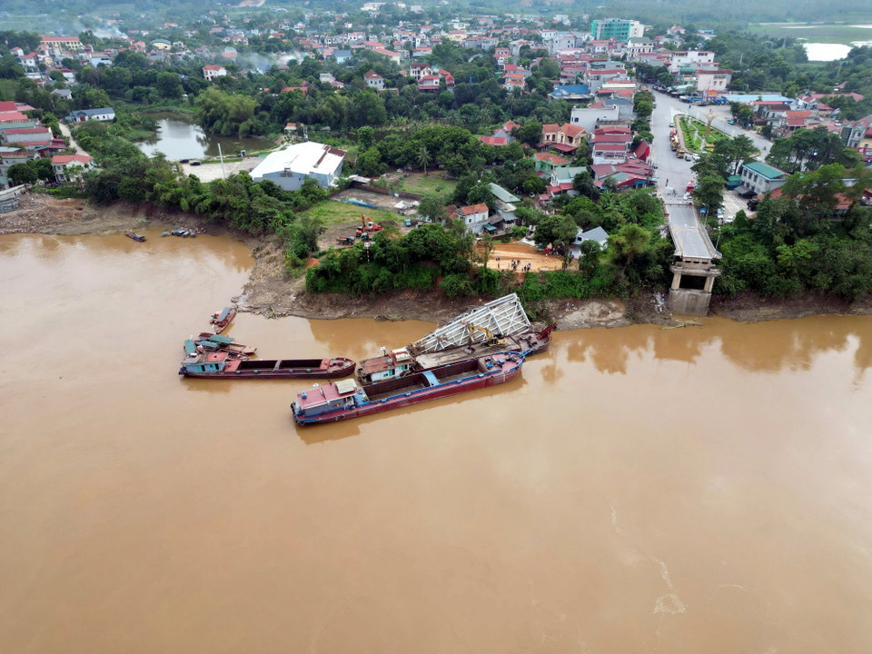 Tỉnh Phú Thọ chỉ đạo các lực lượng chức năng tiếp tục triển khai phương án trục vớt nhịp cầu và tìm kiếm người còn mất tích. (Ảnh: Tạ Toàn/TTXVN)