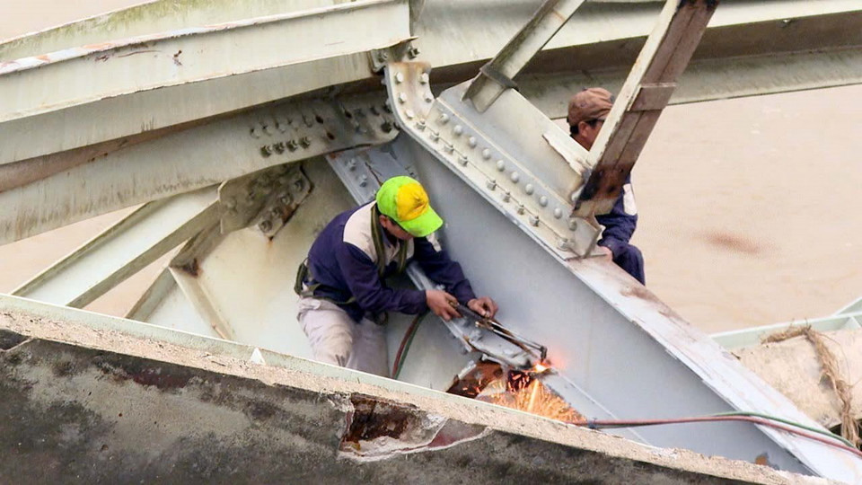 Tỉnh Phú Thọ chỉ đạo các lực lượng chức năng tiếp tục triển khai phương án trục vớt nhịp cầu và tìm kiếm người còn mất tích. (Ảnh: Tạ Toàn/TTXVN)