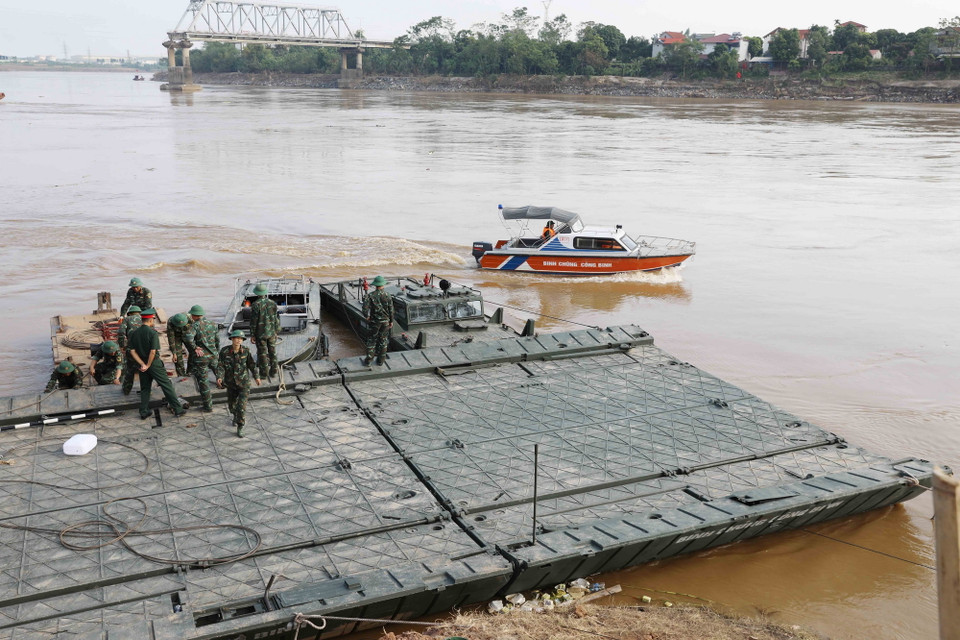 Vị trí lắp đặt cầu phao cách cầu Phong Châu bị sập khoảng 400m về phía hạ lưu sông Hồng (bờ tả thuộc xã Phùng Nguyên, huyện Lâm Thao, bờ hữu thuộc xã Hương Nộn, huyện Tam Nông). (Ảnh: Tạ Toàn/TTXVN)