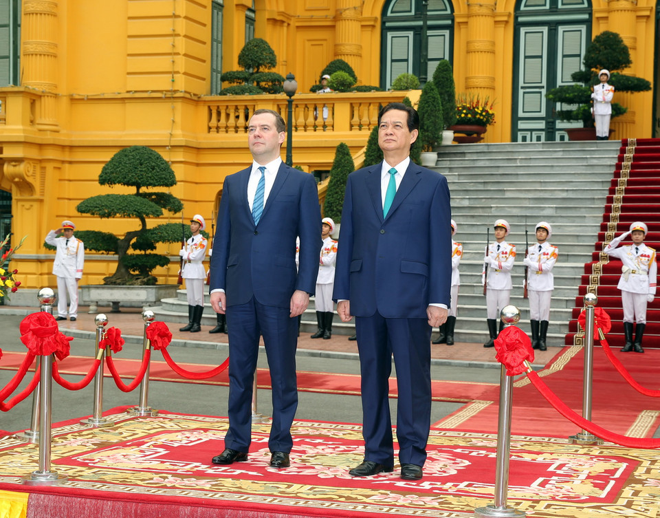 Thủ tướng Nguyễn Tấn Dũng và Thủ tướng Dmitry Medvedev trên bục danh dự tại Lễ đón. (Ảnh: Đức Tám/TTXVN)