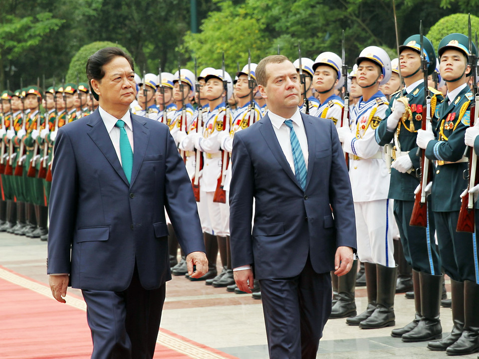 Thủ tướng Nguyễn Tấn Dũng và Thủ tướng Dmitry Medvedev duyệt Đội danh dự Quân đội nhân dân Việt Nam tại Lễ đón. (Ảnh: Đức Tám/TTXVN)
