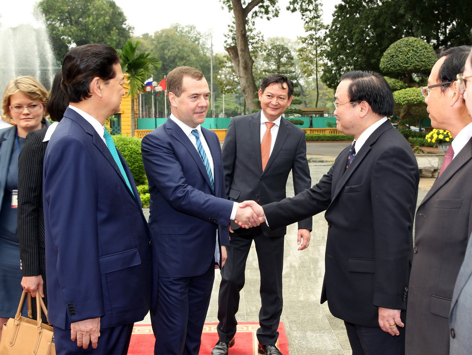 Thủ tướng Nguyễn Tấn Dũng giới thiệu với Thủ tướng Dmitry Medvedev các thành viên Đoàn cấp cao Chính phủ Việt Nam tại Lễ đón. (Ảnh: Đức Tám/TTXVN)
