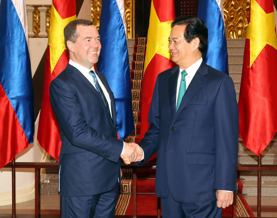 Thủ tướng Nguyễn Tấn Dũng đón Thủ tướng Dmitry Medvedev. (Ảnh: Đức Tám/TTXVN)