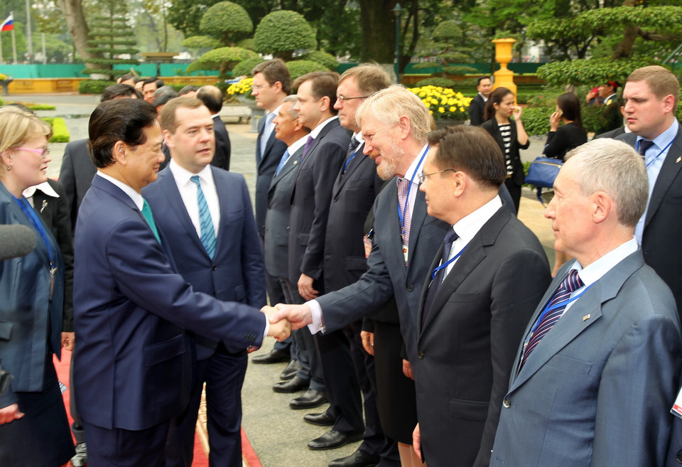 Thủ tướng Dmitry Medvedev giới thiệu với Thủ tướng Nguyễn Tấn Dũng các thành viên Đoàn cấp cao Chính phủ LB Nga tại Lễ đón. (Ảnh: Đức Tám/TTXVN)